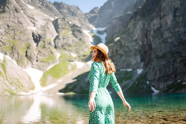 Młoda Kobieta Sukience Kapeluszu Cieszy Się Widokami Wysokim Górskim Jeziorze — Zdjęcie stockowe