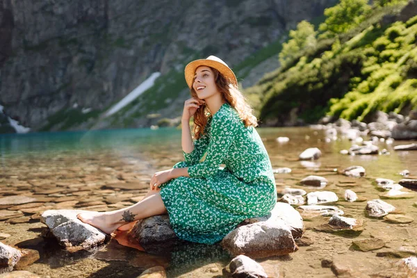 Wanita Muda Dengan Gaun Dan Topi Menikmati Pemandangan Danau Gunung — Stok Foto