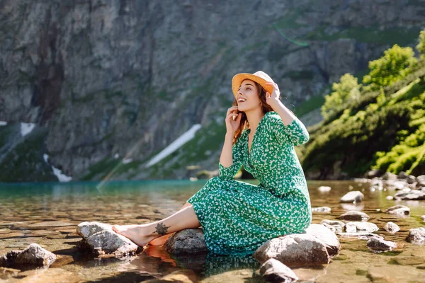 Młoda Kobieta Sukience Kapeluszu Cieszy Się Widokami Wysokim Górskim Jeziorze — Zdjęcie stockowe