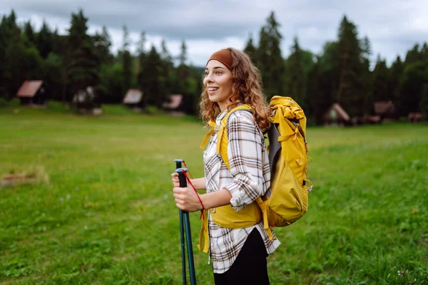 Stylish Woman Traveler Yellow Hiking Backpack Hiking Stiks Enjoys Scenery — Stock Photo, Image