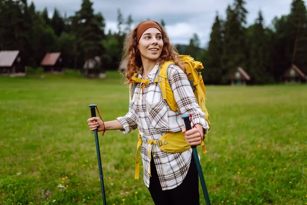 Stylowa Kobieta Podróżnik Żółtym Plecakiem Wędrówki Piesze Stiki Cieszy Się — Zdjęcie stockowe