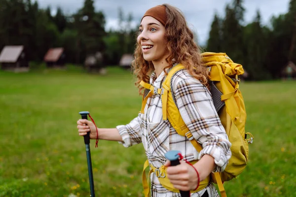 Stylowa Kobieta Podróżnik Żółtym Plecakiem Wędrówki Piesze Stiki Cieszy Się — Zdjęcie stockowe
