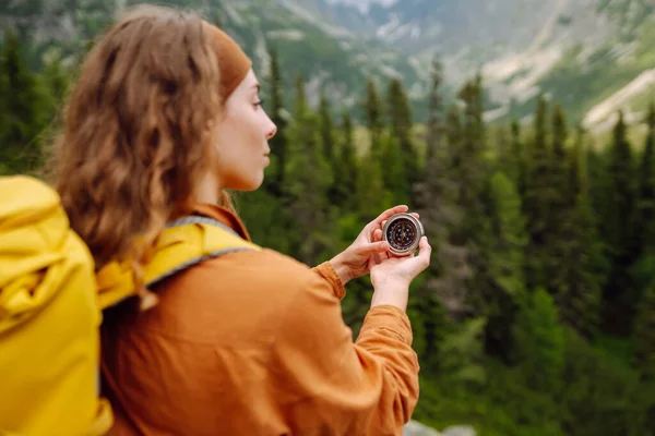 Wanderlust Koncept Stylová Žena Drží Ruce Kompas Když Cestuje Horách — Stock fotografie