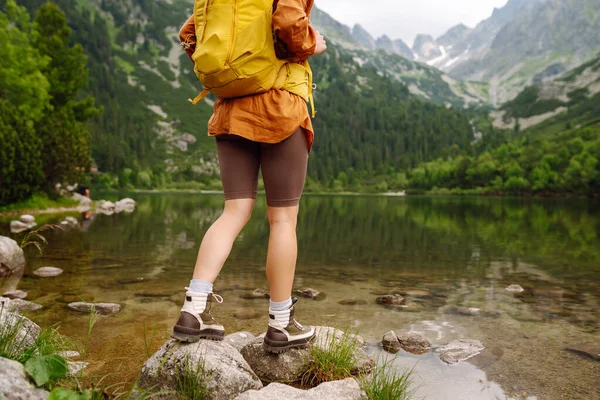 Podróż Słowacja Europa Turysta Żółtym Plecakiem Stoi Tle Alpejskiego Jeziora — Zdjęcie stockowe