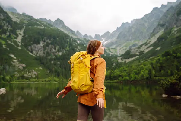 Podróż Słowacja Europa Turysta Żółtym Plecakiem Stoi Tle Alpejskiego Jeziora — Zdjęcie stockowe