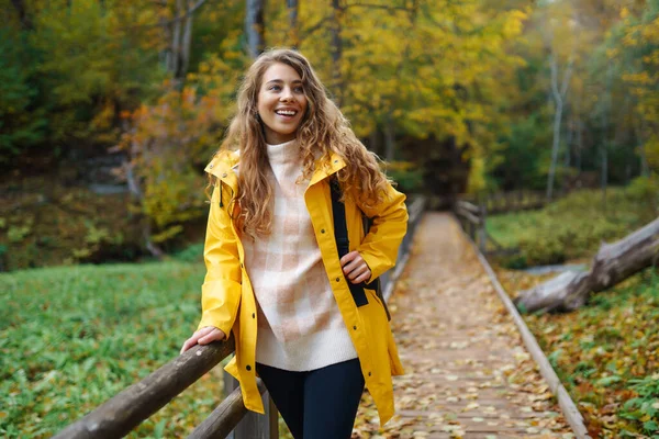 Caminhada Outono Natureza Mulher Casaco Amarelo Com Uma Mochila Caminha — Fotografia de Stock