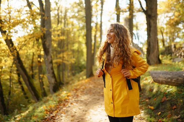 Caminhada Outono Natureza Mulher Casaco Amarelo Com Uma Mochila Caminha — Fotografia de Stock