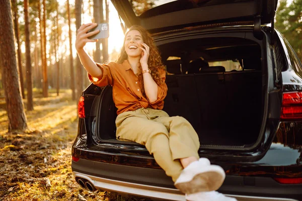 Happy Stylish Female Tourist Trunk Car Phone Taking Selfie Talking — Stock Photo, Image