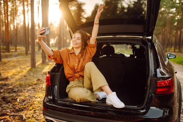 Turis Wanita Bergaya Bahagia Bagasi Mobil Dengan Telepon Mengambil Foto — Stok Foto