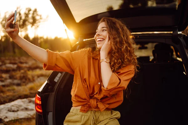 Happy Stylish Female Tourist Trunk Car Phone Taking Selfie Talking — Stock Photo, Image