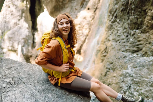 Усміхнена Жінка Мандрівник Жовтим Рюкзаком Одягнена Пішохідний Одяг Насолоджується Водоспадом — стокове фото