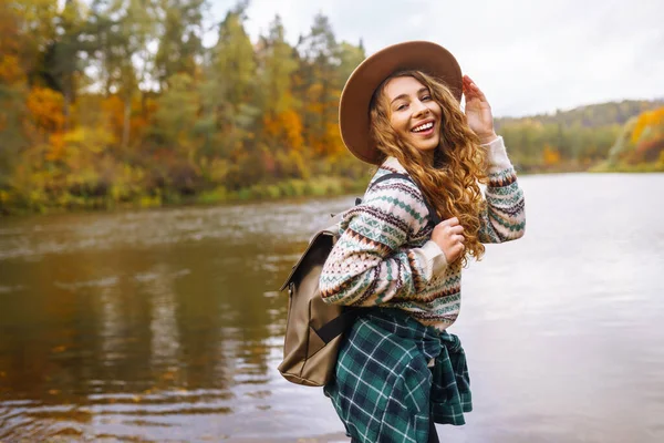 Seorang Turis Dengan Sweater Dan Topi Bergaya Dengan Ransel Mengagumi — Stok Foto
