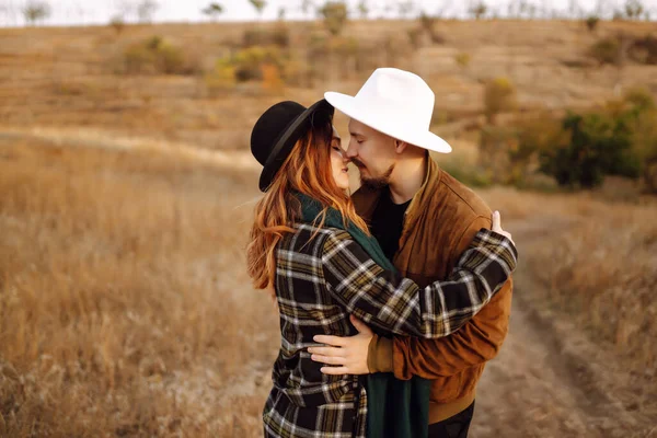 Şık bir kadın ve bir erkek doğada dinleniyor. Birbirine aşık çiftler sonbaharda gün batımında yürürken eğleniyorlar. İnsan kavramı, tarz, aşk, rahatlama..