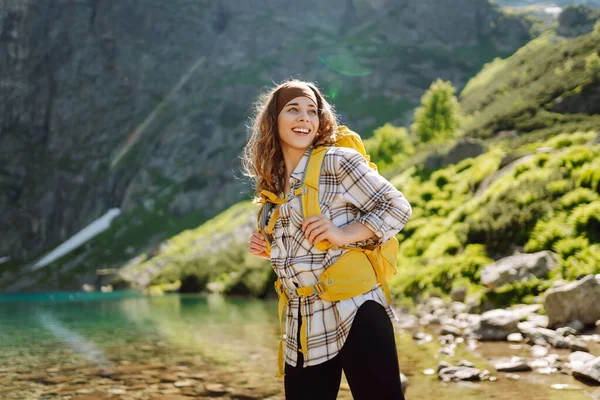 Uśmiechnięta Podróżniczka Żółtym Plecakiem Tle Turkusowego Jeziora Pośród Gór Aktywny — Zdjęcie stockowe