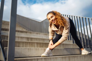 Kentsel bir ortamda spor yapan fitness kadını. Özel kıyafetli bir spor kadını egzersiz yapar. Aktif yaşam tarzı, eğitim. Yaşam biçimi.