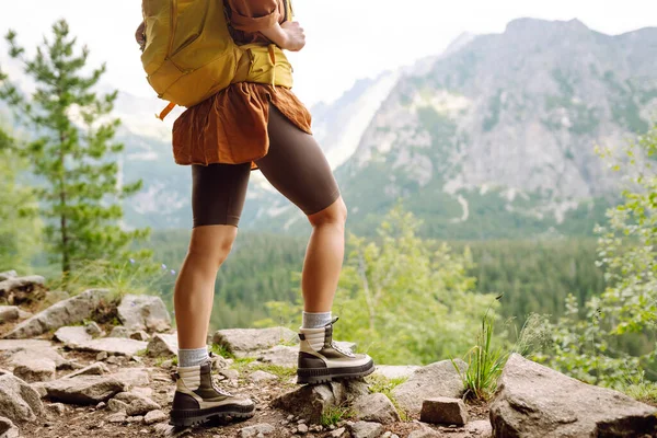 Wanderstiefel Nahaufnahme Weiblicher Beine Wanderschuhen Auf Einem Wanderweg Auf Einem — Stockfoto