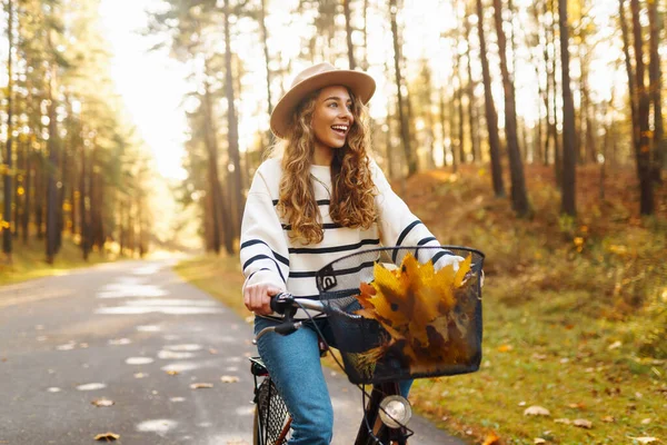 Mulher Ativa Feliz Roupa Elegante Monta Uma Bicicleta Parque Outono — Fotografia de Stock