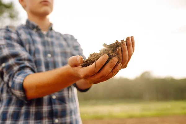Jordbrukarens Händer Håller Jord Kontrollerar Jordens Hälsa Före Sådd Närbild — Stockfoto