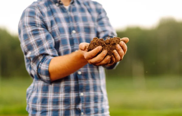 Die Hände Des Landwirts Halten Erde Und Prüfen Die Bodengesundheit — Stockfoto