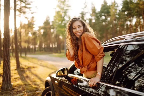 Portret Uroczej Kobiety Stylowych Ubraniach Wychylonej Przez Okno Samochodu Uśmiechniętej — Zdjęcie stockowe