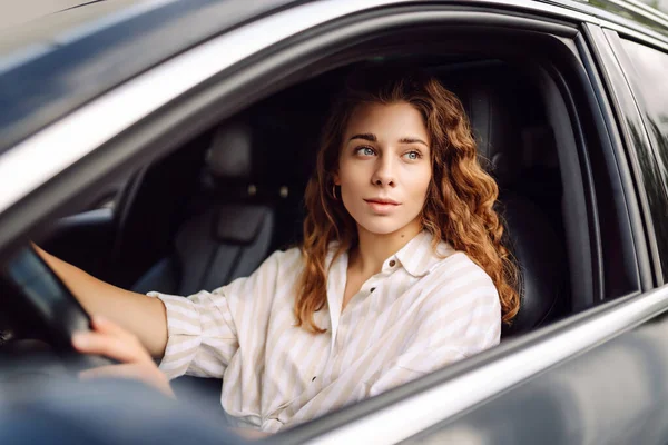 Mulher Bonito Roupas Casuais Está Sentado Volante Carro Viajante Motorista — Fotografia de Stock