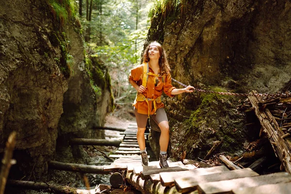 Щаслива Жінка Пішохідному Одязі Жовтим Рюкзаком Ходить Дерев Яній Пішохідній — стокове фото