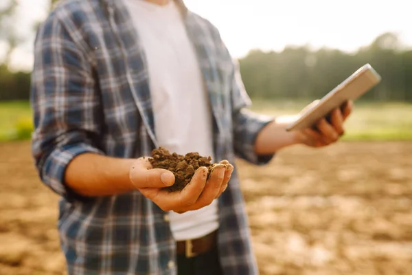 Güneşli Bir Tarlada Deneyimli Bir Çiftçi Toprak Topluyor Dijital Tablet — Stok fotoğraf