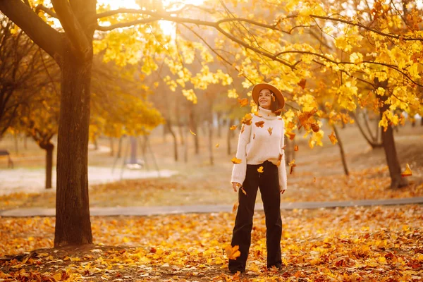 Женщина Повседневной Одежде Шляпе Гуляет Наслаждаясь Погодой Осеннем Золотом Парке — стоковое фото