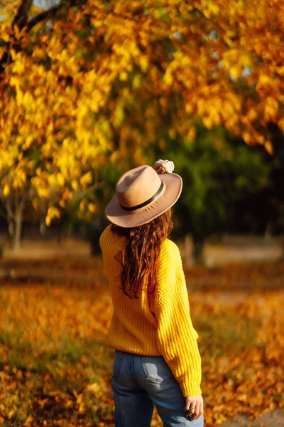 Jesienny Nastrój Szczęśliwa Kobieta Jasnym Swetrze Kapeluszu Bawiąca Się Spacerująca — Zdjęcie stockowe