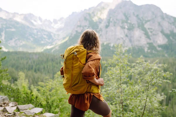 Aktywna Kobieta Żółtym Plecakiem Wędrownym Podróżująca Szlakami Turystycznymi Górach Wśród — Zdjęcie stockowe