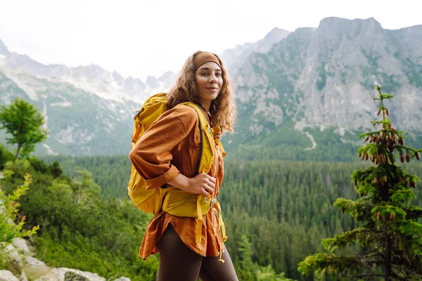 Активна Жінка Жовтим Пішохідним Рюкзаком Подорожує Пішохідних Стежках Горах Серед — стокове фото