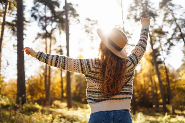 Wanita Cantik Dengan Sweater Bergaya Dan Topi Berjalan Hutan Musim — Stok Foto