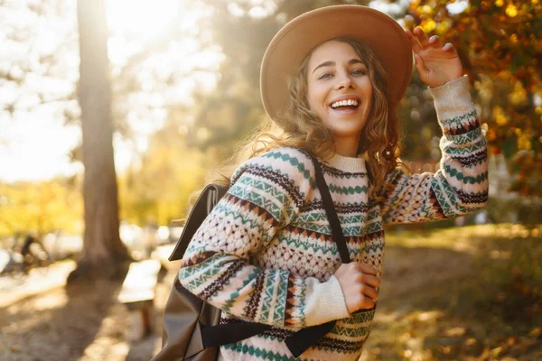 Wanita Cantik Dengan Sweater Bergaya Dan Topi Berjalan Hutan Musim — Stok Foto