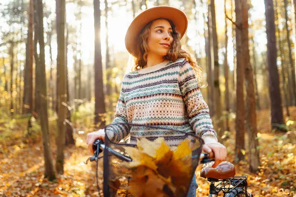 Şık Giyinmiş Şapkalı Güzel Bir Kadın Güneşli Bir Sonbahar Parkında — Stok fotoğraf