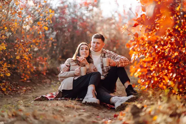 年轻的男女正在散步 在秋天的森林里呆在一起 一对美丽的夫妇在户外享受大自然 爱情或放松的概念 — 图库照片