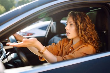 Duygusal bir kadın araba kullanıyor. Şehirde araba süren güzel bir kadın. Hızlı hareket kavramı, arabayla seyahat etmek..