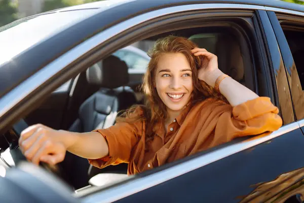情绪化的女人开车 在城里开车的漂亮女人 快速移动的概念 乘车旅行 — 图库照片