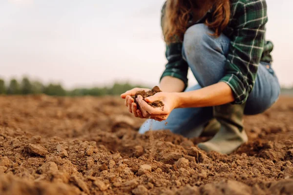 Närbild Kvinnliga Jordbrukares Händer Som Håller Kompost Bördig Svart Jord — Stockfoto