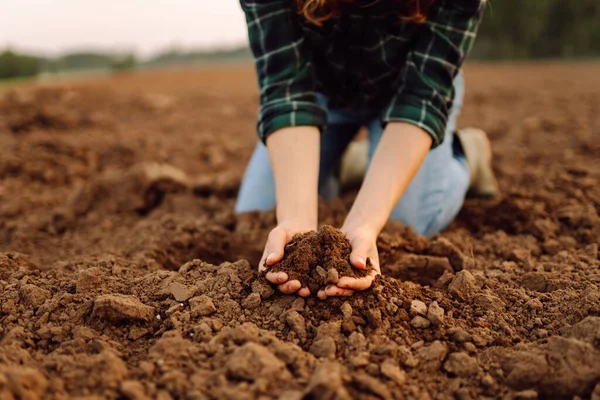 女农民手握堆肥 肥沃的黑土进行了近距离调查 以检测播种前的土壤质量和健康状况 园艺概念 — 图库照片