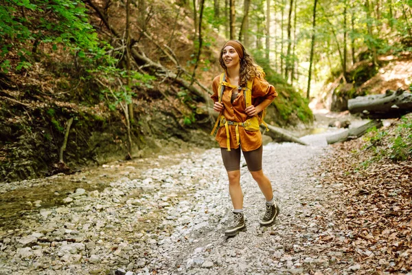 Мандрівник Прогулюється Лісовою Пішохідною Стежкою Горах Тлі Гірської Природи Сонячний — стокове фото