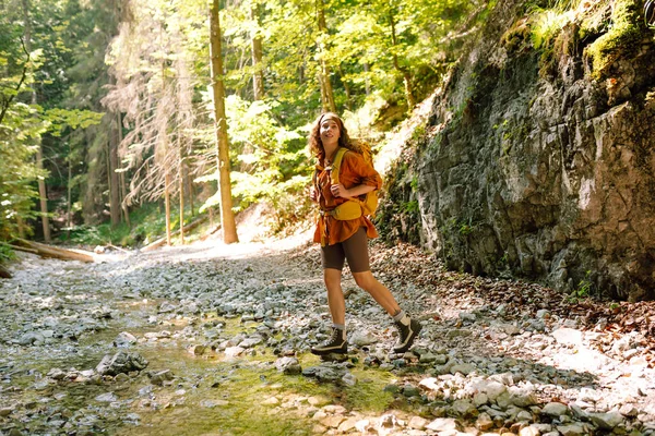 Мандрівник Прогулюється Лісовою Пішохідною Стежкою Горах Тлі Гірської Природи Сонячний — стокове фото