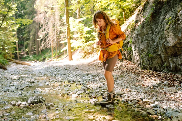 Seorang Pelancong Berjalan Sepanjang Hutan Hiking Trail Pegunungan Terhadap Latar — Stok Foto