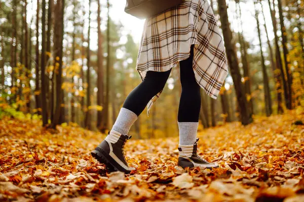 Efterårsstemning Close Kvindelige Ben Vandrestøvler Efterårsblade Parken Begrebet Natur Afslapning - Stock-foto