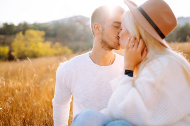 Aşık bir çift birlikte zaman geçirir, yürür, sarılır ve sonbahar doğasından zevk alır. Bir erkek ve bir kadın dışarıda dinleniyorlar. Aşk kavramı, gençlik, doğa.