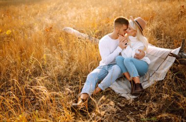 Aşık bir çift birlikte zaman geçirir, yürür, sarılır ve sonbahar doğasından zevk alır. Bir erkek ve bir kadın dışarıda dinleniyorlar. Aşk kavramı, gençlik, doğa.