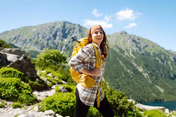 Portret Szczęśliwej Podróżniczki Żółtym Plecakiem Stojącej Szczycie Góry Pojęcie Natury — Zdjęcie stockowe