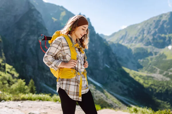 Portret Szczęśliwej Podróżniczki Żółtym Plecakiem Stojącej Szczycie Góry Pojęcie Natury — Zdjęcie stockowe