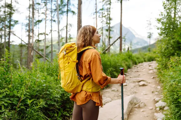 Młoda Kobieta Podróżująca Żółtym Plecakiem Wędrownym Wędrówkami Szlaku Wśród Gór — Zdjęcie stockowe