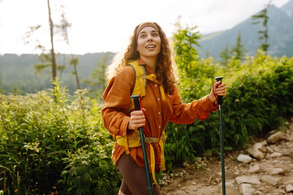 Wanita Muda Pelancong Dengan Ransel Hiking Kuning Dan Tiang Pendakian — Stok Foto