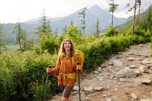 Młoda Kobieta Podróżująca Żółtym Plecakiem Wędrownym Wędrówkami Szlaku Wśród Gór — Zdjęcie stockowe